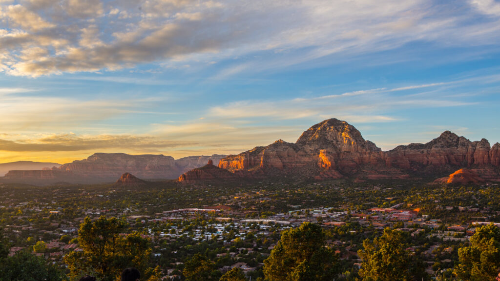 Sedona Arizona travel guide featuring red rocks, Cathedral Rock, Oak Creek Canyon, hikes, vortex sites, and family travel tips